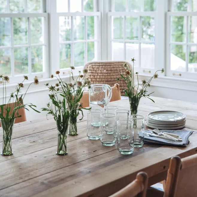 Những chiếc lọ thủy tinh với những bông hoa tươi sẽ trở thành vật trang trí tuyệt vời trên bàn ăn của bạn. Hãy giữ cho mọi thứ thật đơn giản với lọ trong suốt, hoa nhỏ xinh,... để không gian dịu dàng hơn.
