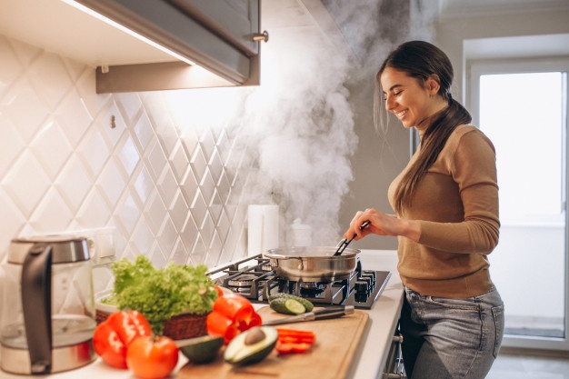 Chiều cao mặt bàn bếp phải được đo đạc sao cho phù hợp với người thường xuyên đứng bếp, tức là “đầu bếp tại gia” của gia đình. 