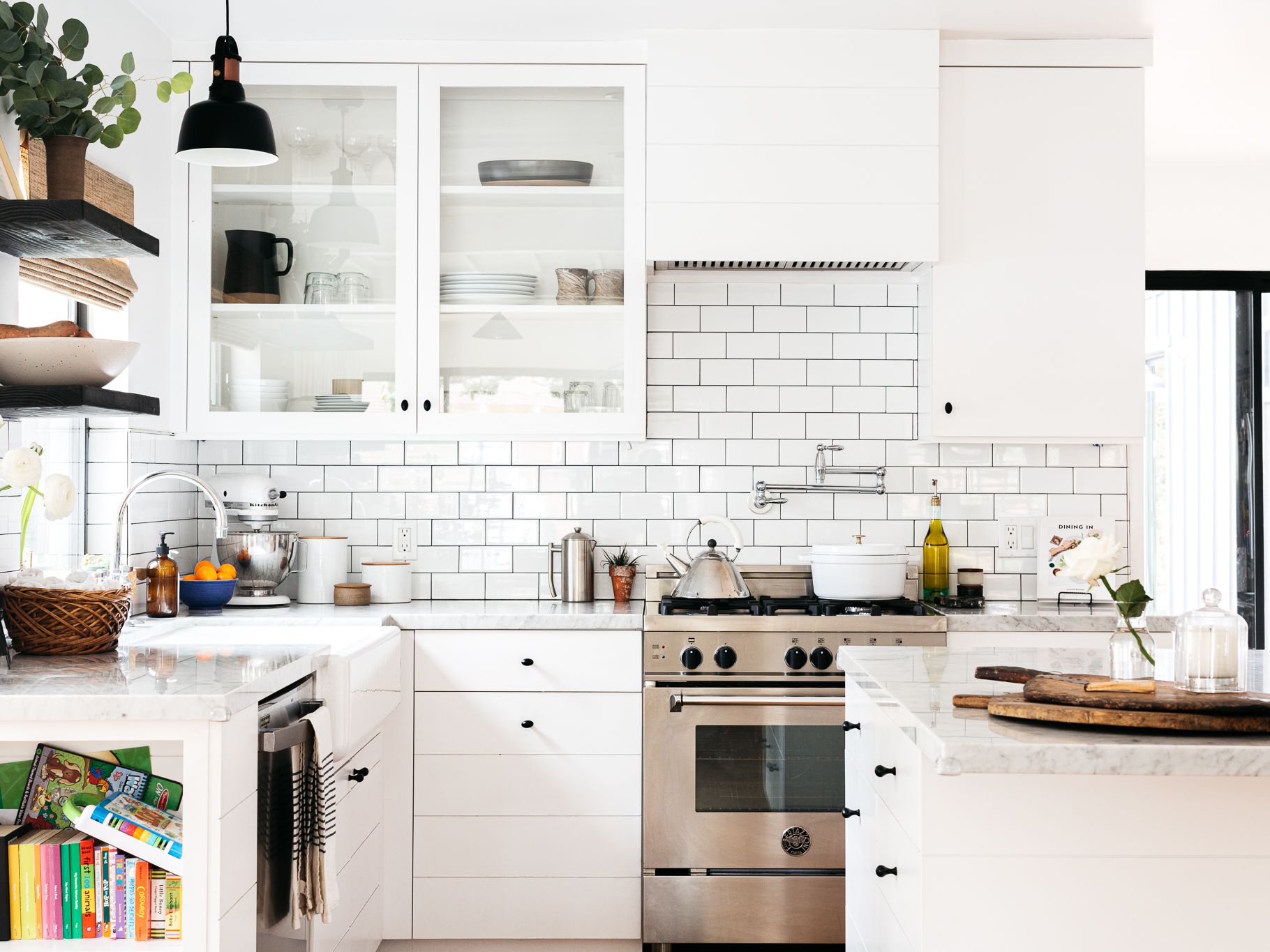 Nội thất trong phòng bếp phải đảm bảo tiện nghi, mang đến cảm giác thoải mái cho người sử dụng.