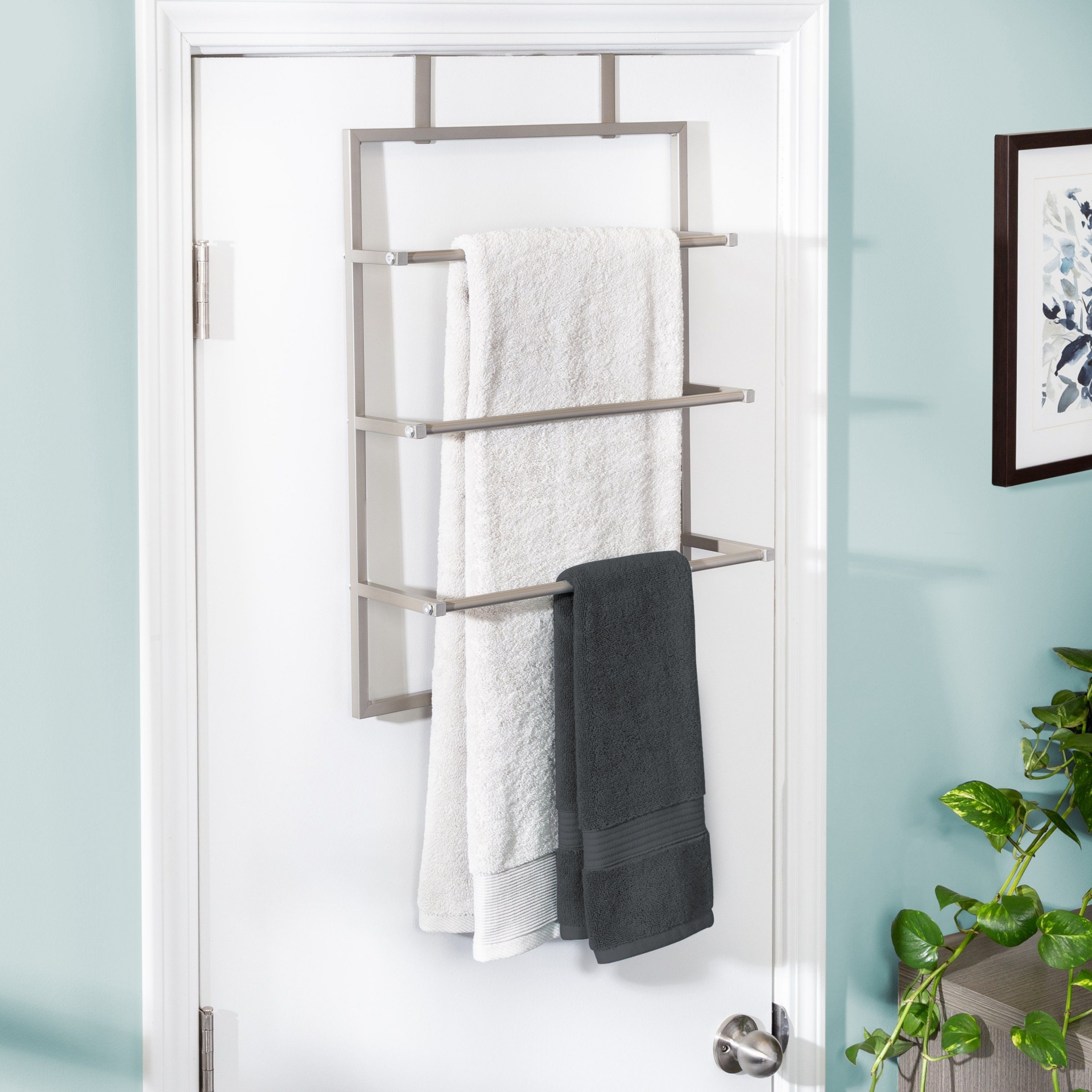 Thiết kế giá treo khăn tối giản, gọn gàng nhờ tận dụng ngay bề mặt phía sau cánh cửa ra vào phòng tắm. 