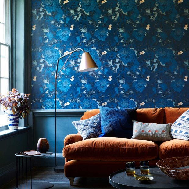 Giấy dán tường luôn là một cách hữu ích để thể hiện cá tính của bạn vào không gian sống. Nếu cho rằng phòng khách nhỏ không nên chọn tone màu tối thì có lẽ bạn sẽ thay đổi suy nghĩ khi nhìn phòng khách màu xanh lam yên bình này.