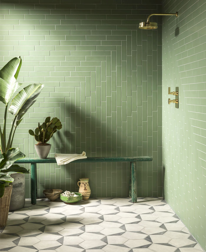 Bằng cách khéo léo lựa chọn gạch ốp lát, bạn có thể biến phòng tắm của mình thành một spa thu nhỏ với gam màu xanh lá cây tươi mát, kết hợp vài phụ kiện và cây cảnh tươi xanh tăng thêm phần sinh động.