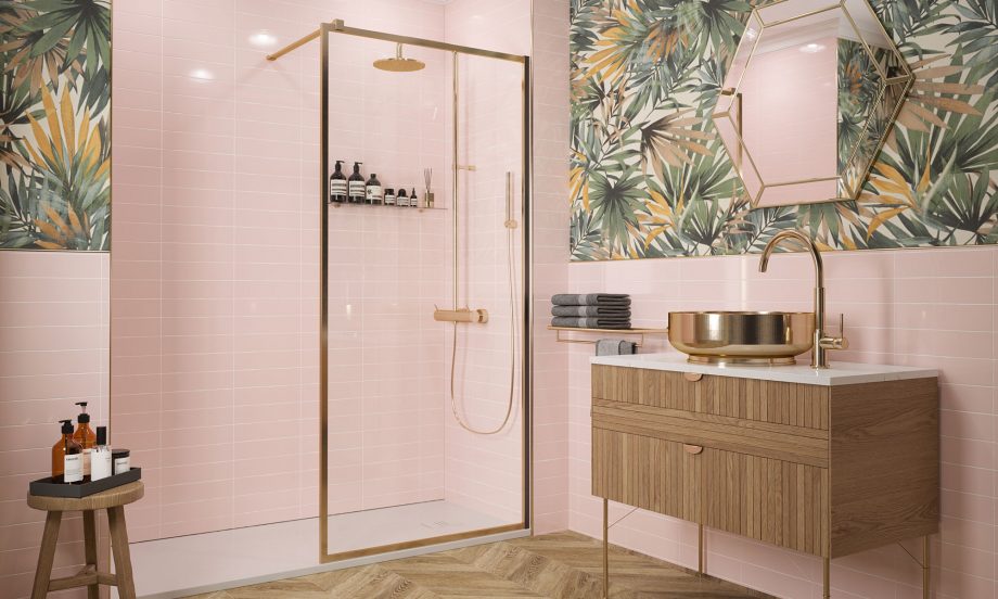 Sử dụng giấy dán tường họa tiết Tropical cũng là cách nhanh chóng để 'thay áo mới' cho phòng tắm mà không tốn nhiều công sức. Bổ sung tấm gương hình lục giác để trung tâm bức tường trên bồn rửa đẹp mắt hơn.