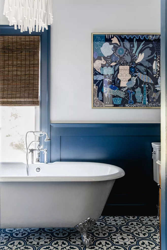 Khéo léo kết hợp màu sơn tường với tranh ảnh trang trí, gạch bông lát sàn hoa văn cổ điển có cùng tone màu xanh lam như hình (hoặc bảng màu bạn thích), sẽ biến phòng tắm trở thành một tác phẩm nghệ thuật hài hòa.
