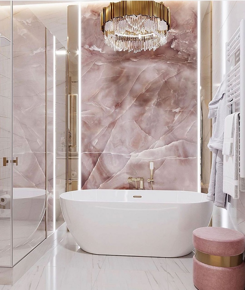 Đá cẩm thạch hồng là vật liệu 'đắt xắt ra miếng' nhưng hoàn toàn xứng đáng để trang trí phòng tắm. Những đường vân tự nhiên của đá biến nó trở thành một tác phẩm nghệ thuật mà không cần thêm bất cứ bức tranh nào.