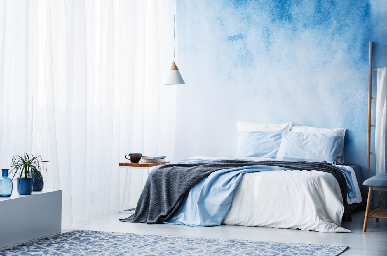Phòng ngủ sử dụng hiệu ứng sơn loang tường pha lẫn giữa màu trắng và xanh lam, là sự bổ sung tuyệt vời cho không gian phủ đầy sắc trắng trước đó của bạn.