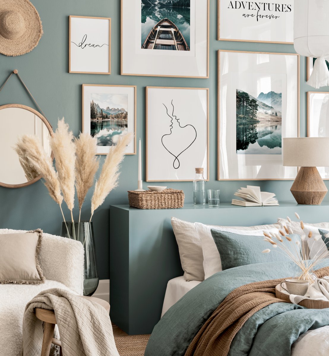 Mỗi sắc thái của màu xanh lam đem đến cảm xúc khác nhau cho người nhìn. Chẳng hạn như phòng ngủ tone xanh cổ vịt nhạt này, trông rất thời trang đúng không nào?