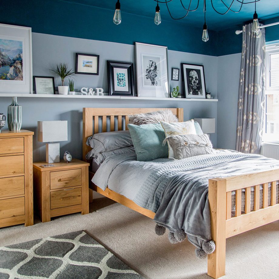 Để tạo chiều sâu cho không gian thư giãn, bạn có thể kết hợp 2 tone màu đậm - nhạt của màu xanh lam để sơn lại phần trần nhà và tường phòng ngủ như hình minh họa.
