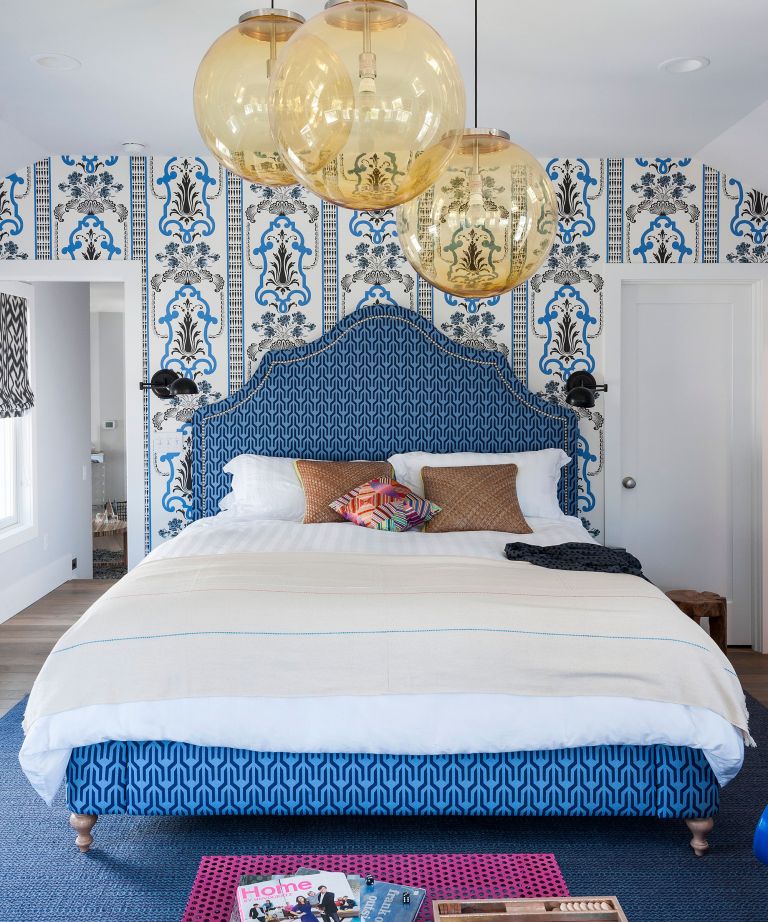 Nếu bạn thích phong cách cổ điển với những mẫu giấy dán tường và vải bọc họa tiết như thế này thì cũng có thể ứng dụng để làm phòng ngủ sống động hơn.
