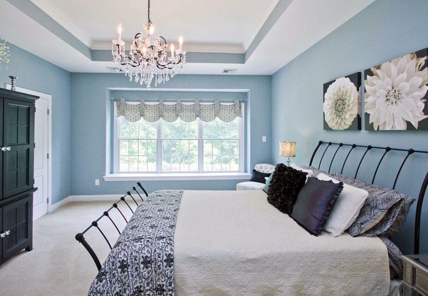Có thể nói, sắc xanh lam cực kỳ thích hợp cho phòng ngủ vì đáp ứng được tiêu chí nhẹ nhàng, êm dịu để thư giãn, lại không hề nhàm chán nếu biết cách trang trí. 