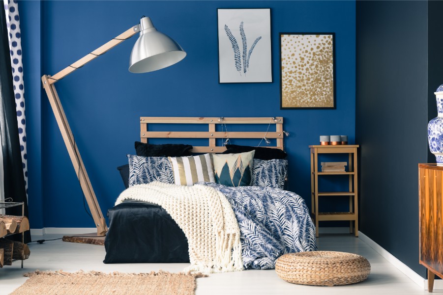 Nếu nghĩ rằng sắc xanh lam đậm không dành cho phòng ngủ 'khiêm tốn' thì chắc chắn khi ngắm nhìn không gian 'chất lừ' này, bạn sẽ thay đổi suy nghĩ phải không?