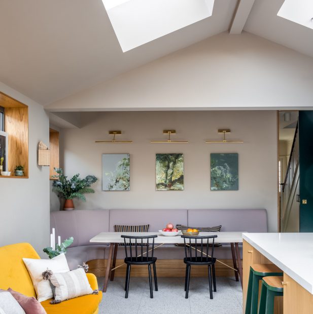 Phòng bếp sau khi cải tạo đã được bổ sung cửa sổ trần ở phần mái giúp không gian đón nhận ánh sáng tự nhiên vào ban ngày nhiều nhất có thể. 