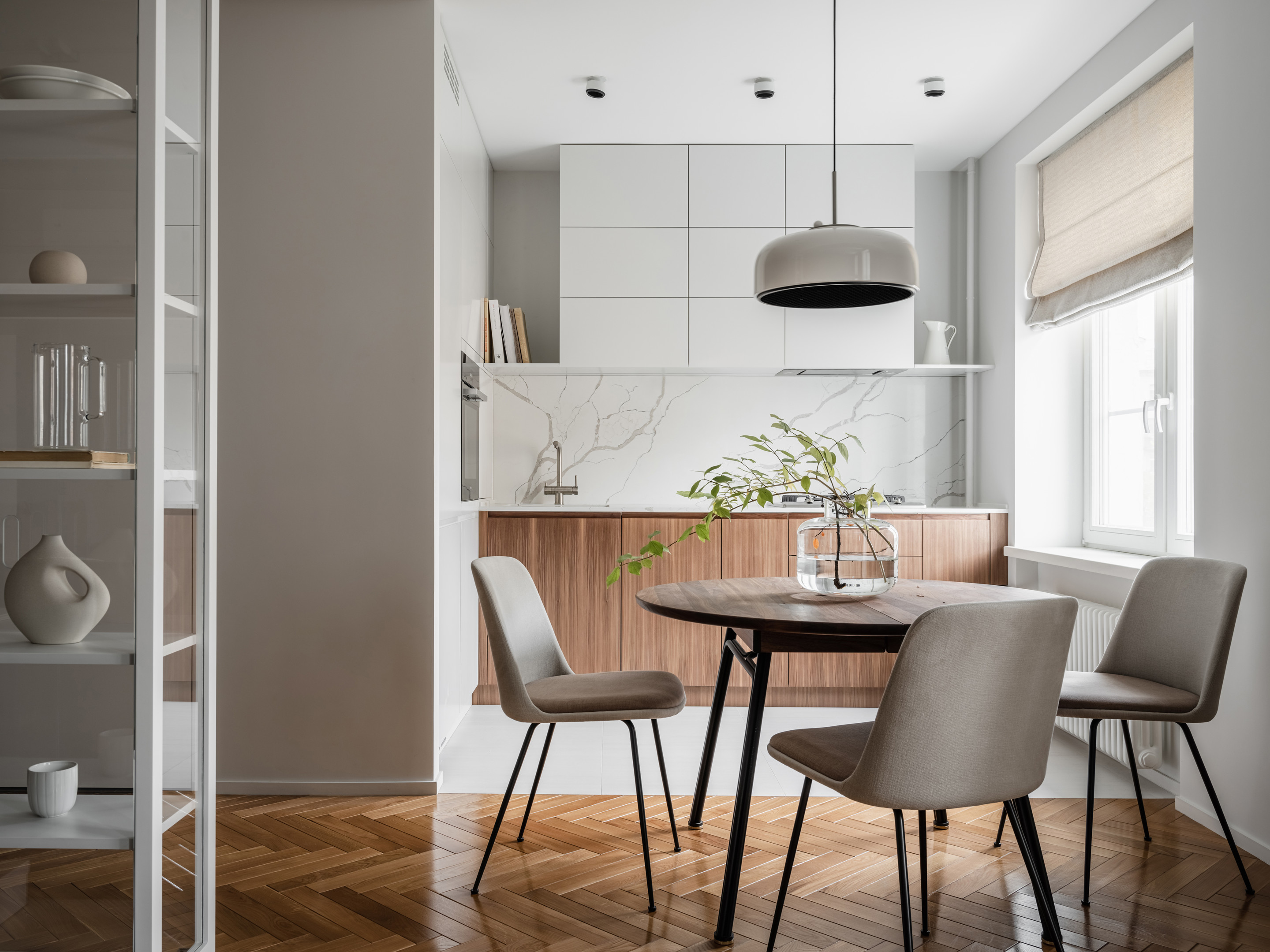 Căn hộ 80m² thanh lịch với gam màu trắng - gỗ, là món quà của đứa con dành tặng cha mẹ