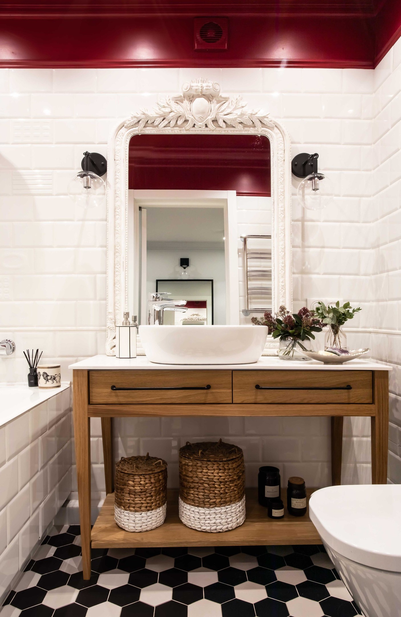 Riêng phòng tắm được thiết kế cầu kỳ, tỉ mỉ đến từng chi tiết, kết hợp gam màu trắng tươi sáng và đỏ quyến rũ để làm toát lên vẻ sang trọng mà cô chủ yêu thích.