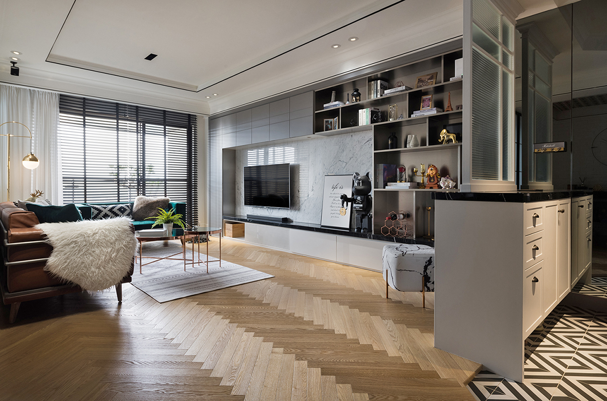 Phòng bếp của căn hộ được phân vùng với phòng khách bằng sàn lát gạch họa tiết hình học với 2 gam màu trắng - đen nổi bật, đồng thời cũng lấy chiếc tủ lưu trữ làm yếu tố phân vùng nhẹ nhàng. 