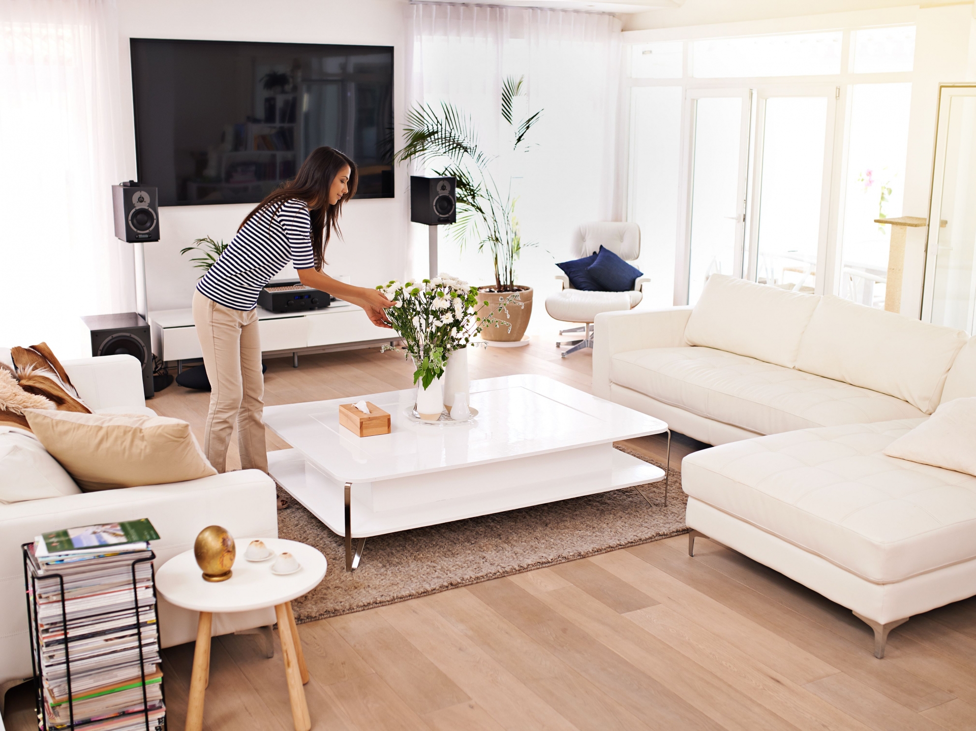 Vệ sinh sofa, ghế bành, bàn nước - những món nội thất quan trọng trong phòng khách.