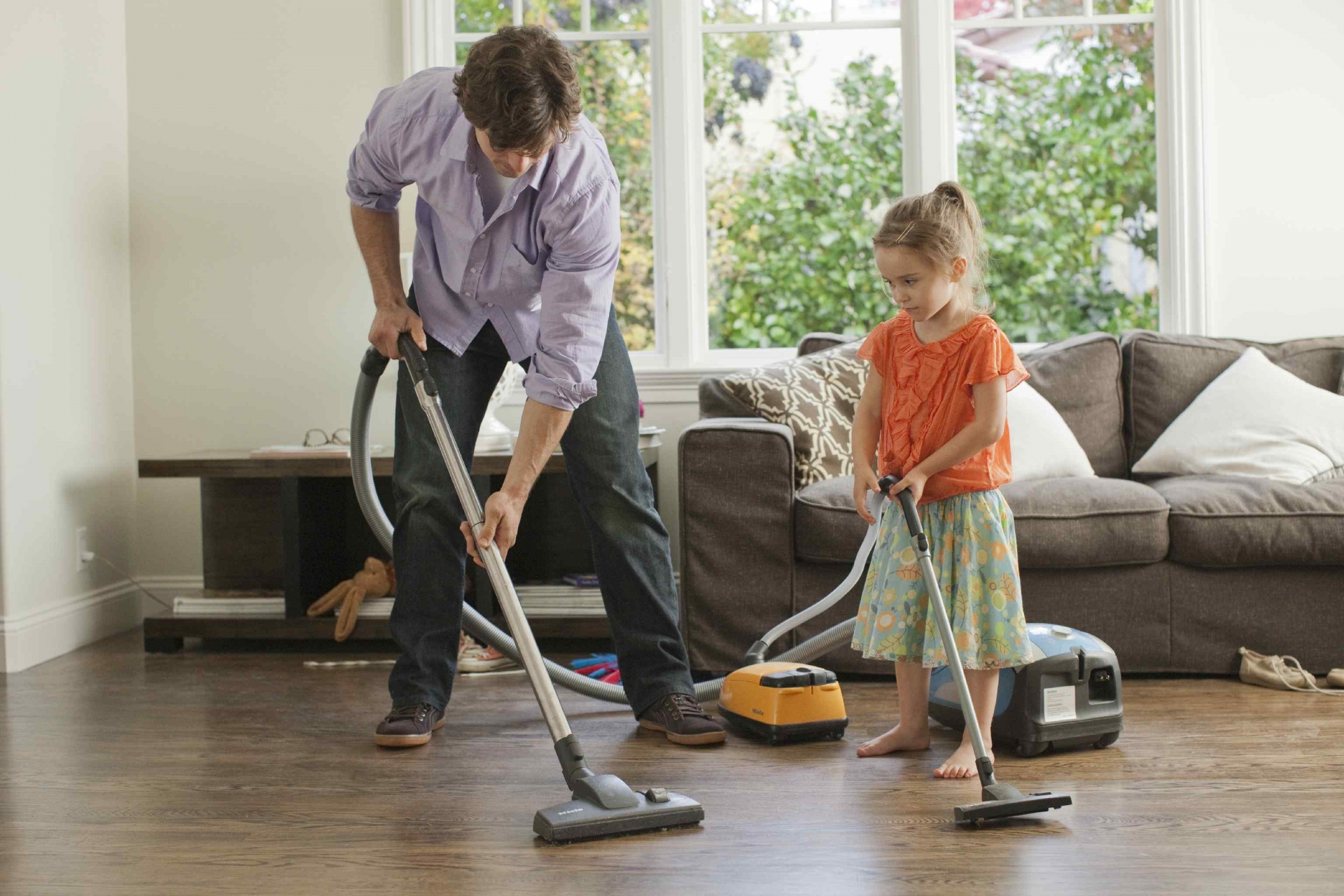 Quét nhà, lau sàn sạch sẽ bằng dung dịch tự chế hoặc nước lau sàn.