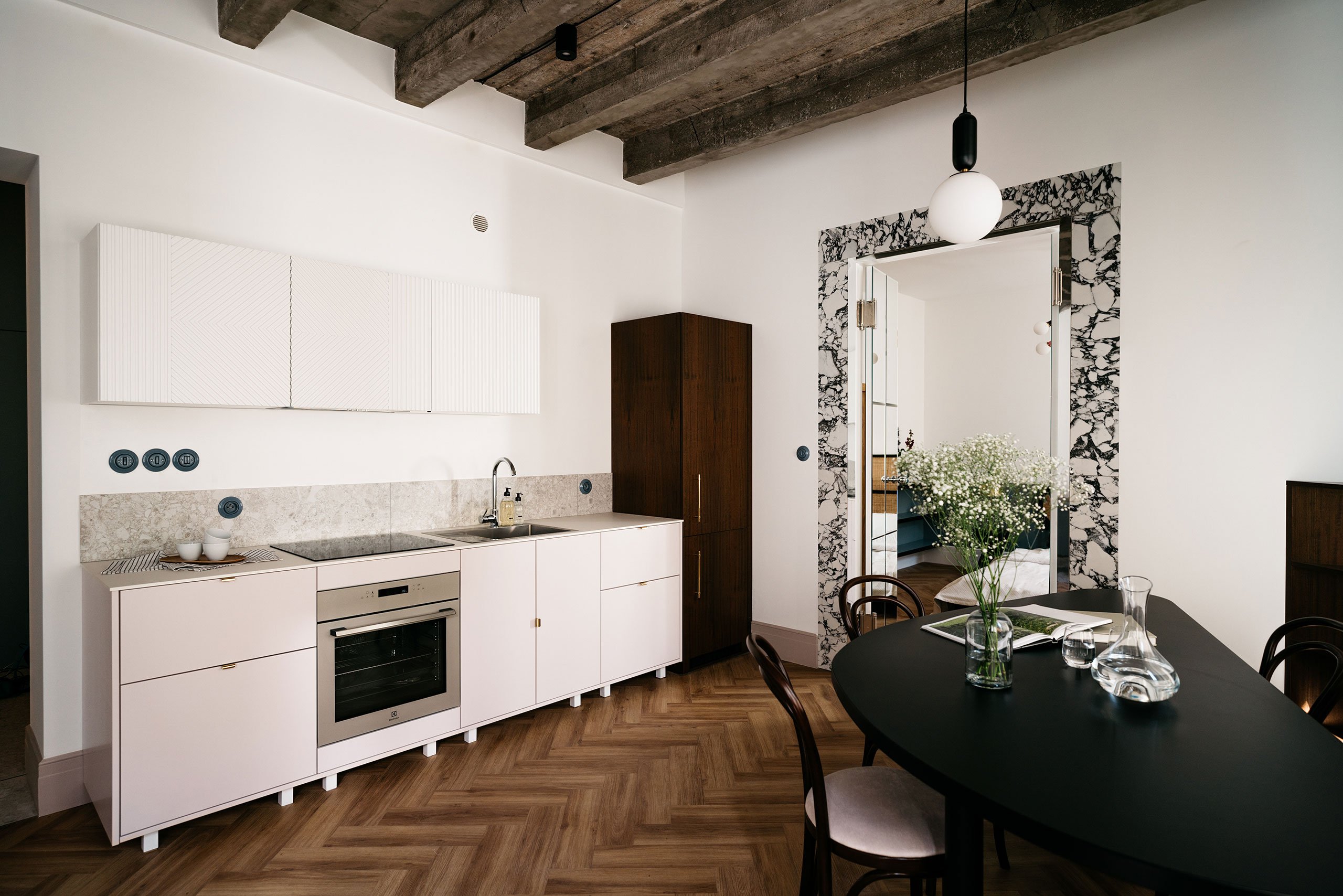 Căn hộ 62m² kết hợp hài hòa giữa phong cách tối giản và phong cách cổ điển trầm ấm