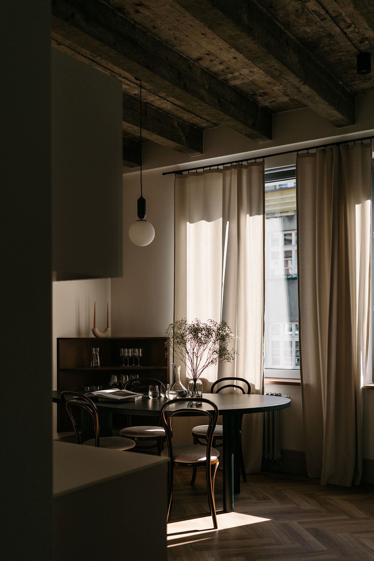Không gian phòng ăn với vẻ đẹp cực 'chill', tone màu trầm ấm, những tia nắng cuối ngày chiếu qua tấm rèm che mỏng nhẹ bay trong gió.