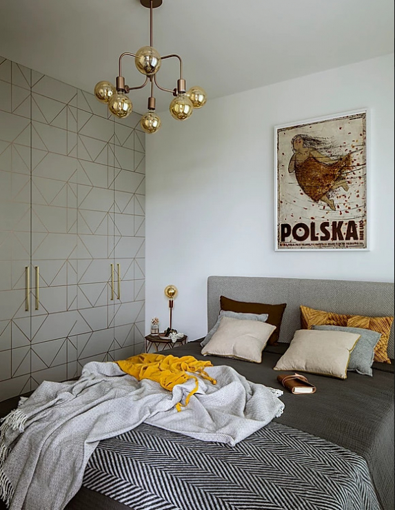 Phòng ngủ sử dụng tone màu trắng - xám, kết hợp những chi tiết bằng kim loại mạ vàng đồng sáng lấp lánh như tủ quần áo, đèn bàn, đèn chùm,...