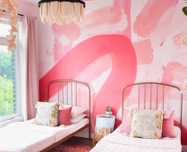 Nếu là căn phòng của những cô công chúa nhỏ, bạn hoàn toàn có thể thử sức với gam màu hồng đậm nhạt nhiều sắc thái để tô điểm cho bức tường rực rỡ, sinh động như thế này. Hẳn các bé gái sẽ thích thú lắm đấy!