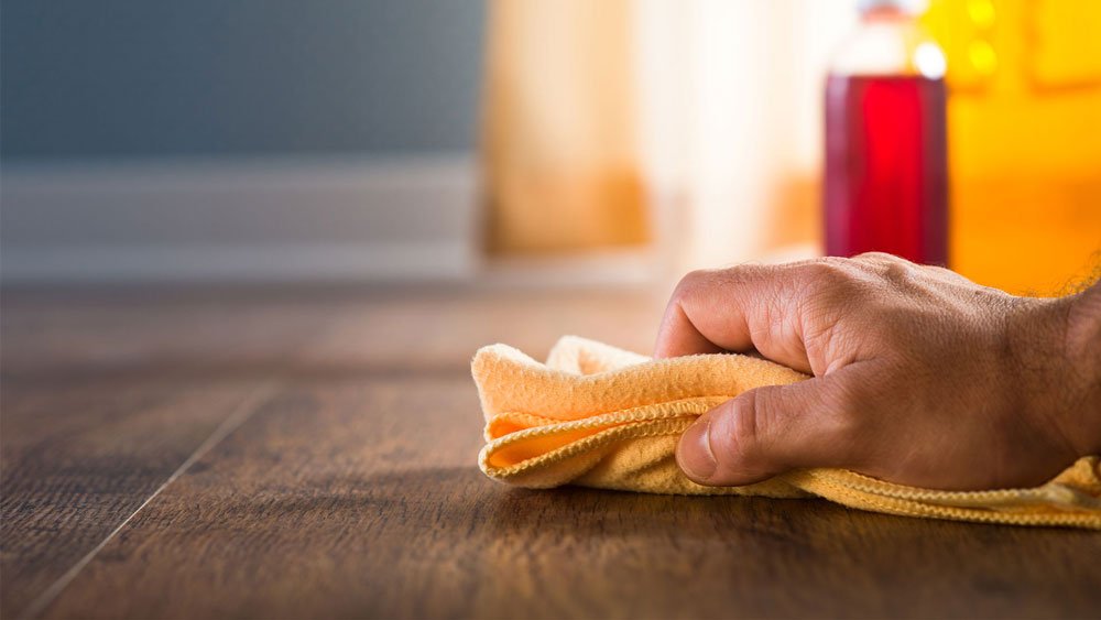 Giẻ/khăn khô ráo sẽ giúp thấm hút hơi nước trên sàn nhà mà không cần sử dụng nước nóng.