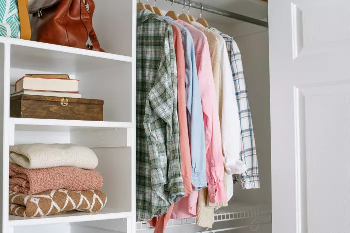 Điều quan trọng nhất khi lưu trữ tủ quần áo là phân chia khu vực cho quần jean, áo sơ mi, áo thun, áo khoác, chân váy,... 