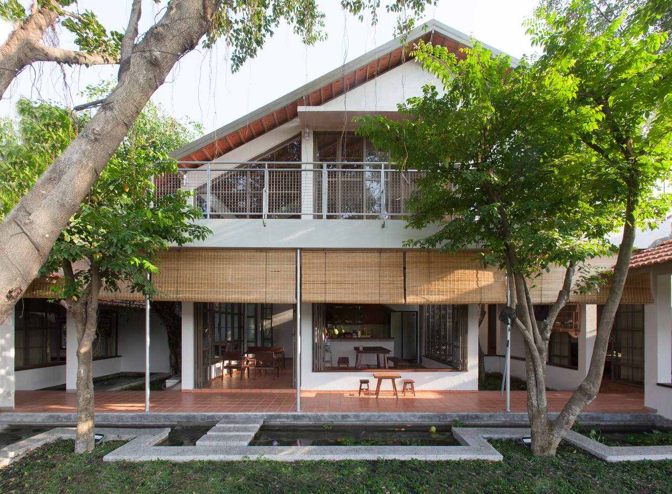Bình Dương House: Ngôi nhà thoáng đãng với những ô cửa kính nhìn ra cây cối mướt xanh thi vị.