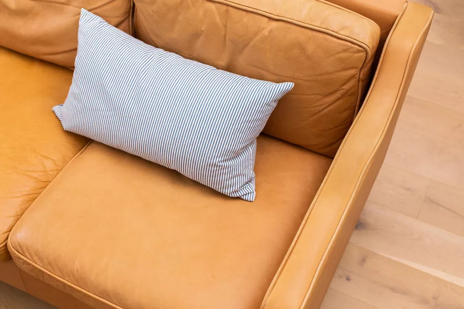Ghế sofa bọc da tự nhiên sẽ có độ bền cao, dễ dàng vệ sinh và bảo dưỡng.