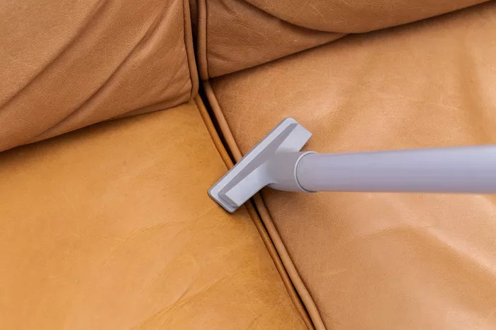 Việc lau/hút bụi hàng tuần sẽ giúp cho ghế sofa của bạn luôn sạch sẽ và sáng đẹp. 