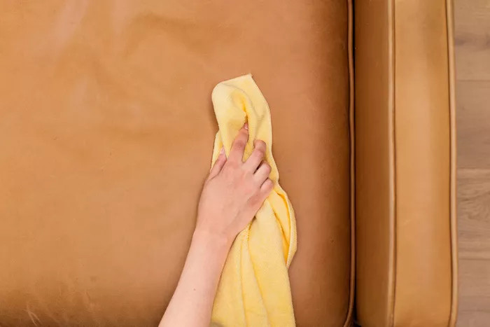 Sử dụng một miếng khăn vải sợi nhỏ, mềm, sạch để lau khô và đánh bóng bề mặt.