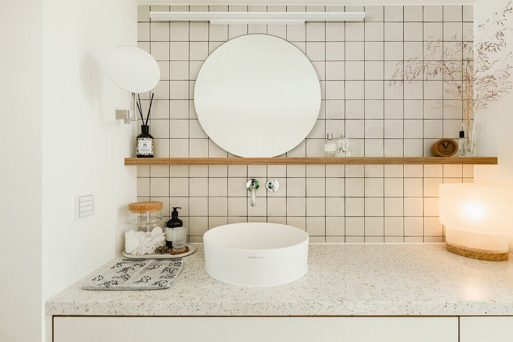 Với gam màu trắng, bạn dễ dàng phối hợp kiểu gạch thẻ hình vuông với nội thất xung quanh, hơn nữa cũng dễ dàng phát hiện vết bẩn và vệ sinh sạch sẽ. Chính vì thế, đây là một trong những lựa chọn tuyệt vời cho phòng tắm.
