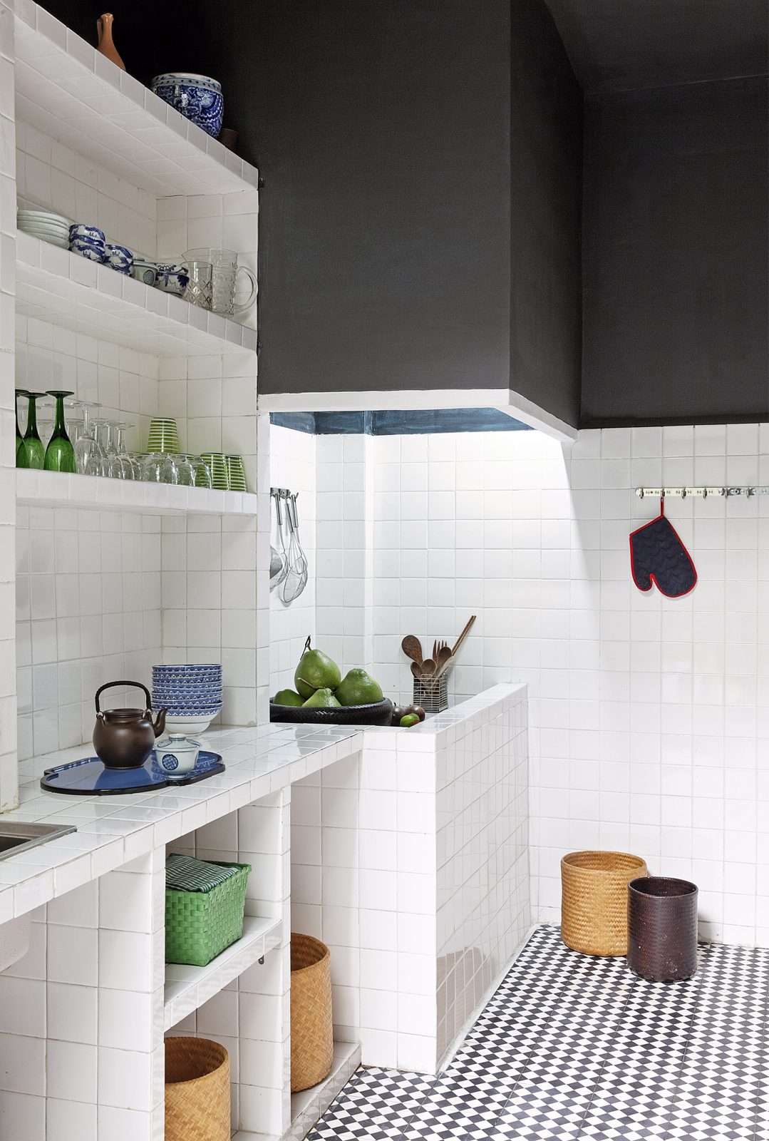 Chủ nhân phòng bếp này ưa thích kiểu gạch tối giản này đến mức sử dụng nó để ốp toàn bộ khu vực tường, kệ lưu trữ, mặt bàn bếp,... giúp không gian 'khiêm tốn' trở nên tươi sáng và rộng rãi hơn so với diện tích thật.