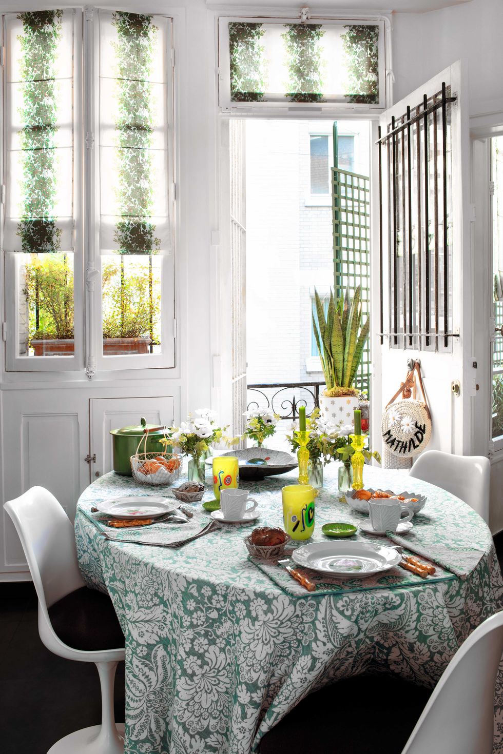 Kiểu rèm Roman với hoa văn nhẹ nhàng này cực kỳ thích hợp cho khung cảnh phòng ăn lãng mạn. Nó vừa có sự tương đồng với khăn trải bàn, vừa liên kết với chậu cây cảnh xanh tươi phía ngoài, tinh tế vô cùng!