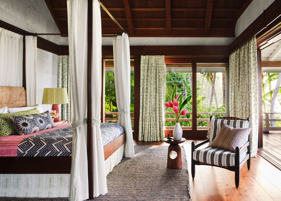 Phòng ngủ xinh đẹp và mộng mơ như mang cả sắc màu của miền nhiệt đới tươi xanh vào không gian thư giãn. Đặc biệt là rèm che cửa sổ hoa văn màu xanh lá trên phông nền trắng trông cực kỳ 'mát mắt'.
