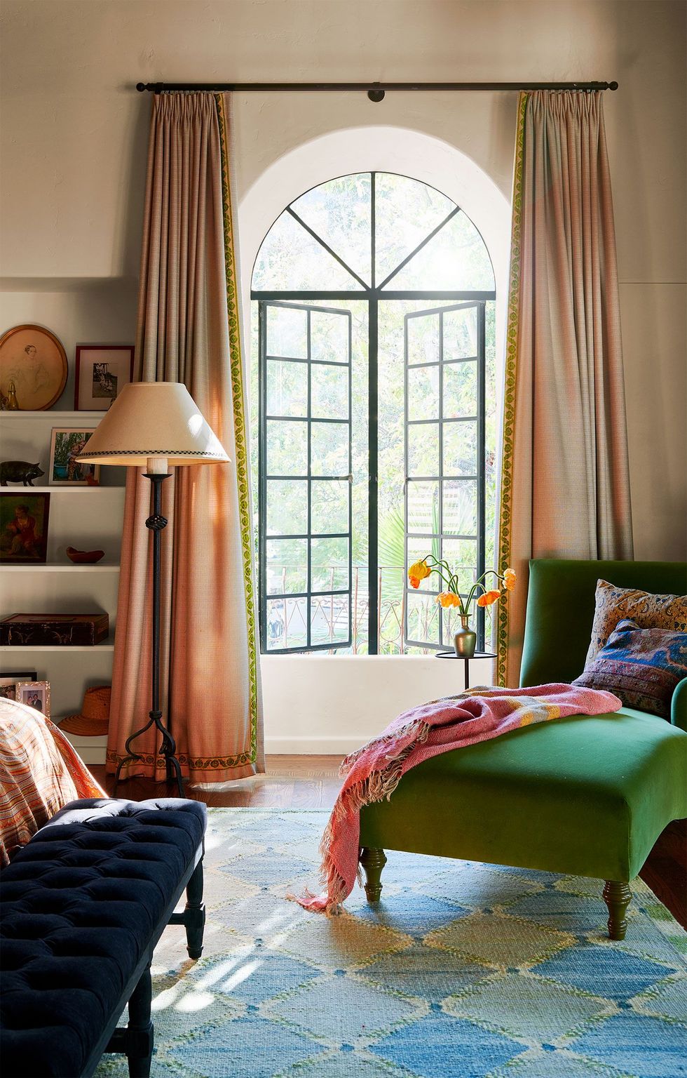 Nếu là người yêu thích màu sắc, bạn có thể tham khảo ý tưởng trang trí nội thất của phòng khách kết hợp khu vực thư giãn này. Ghế màu xanh lam đậm, xanh lá cây trẻ trung, kết hợp rèm che màu cam pastel, tương đồng với chụp đèn sàn duyên dáng.