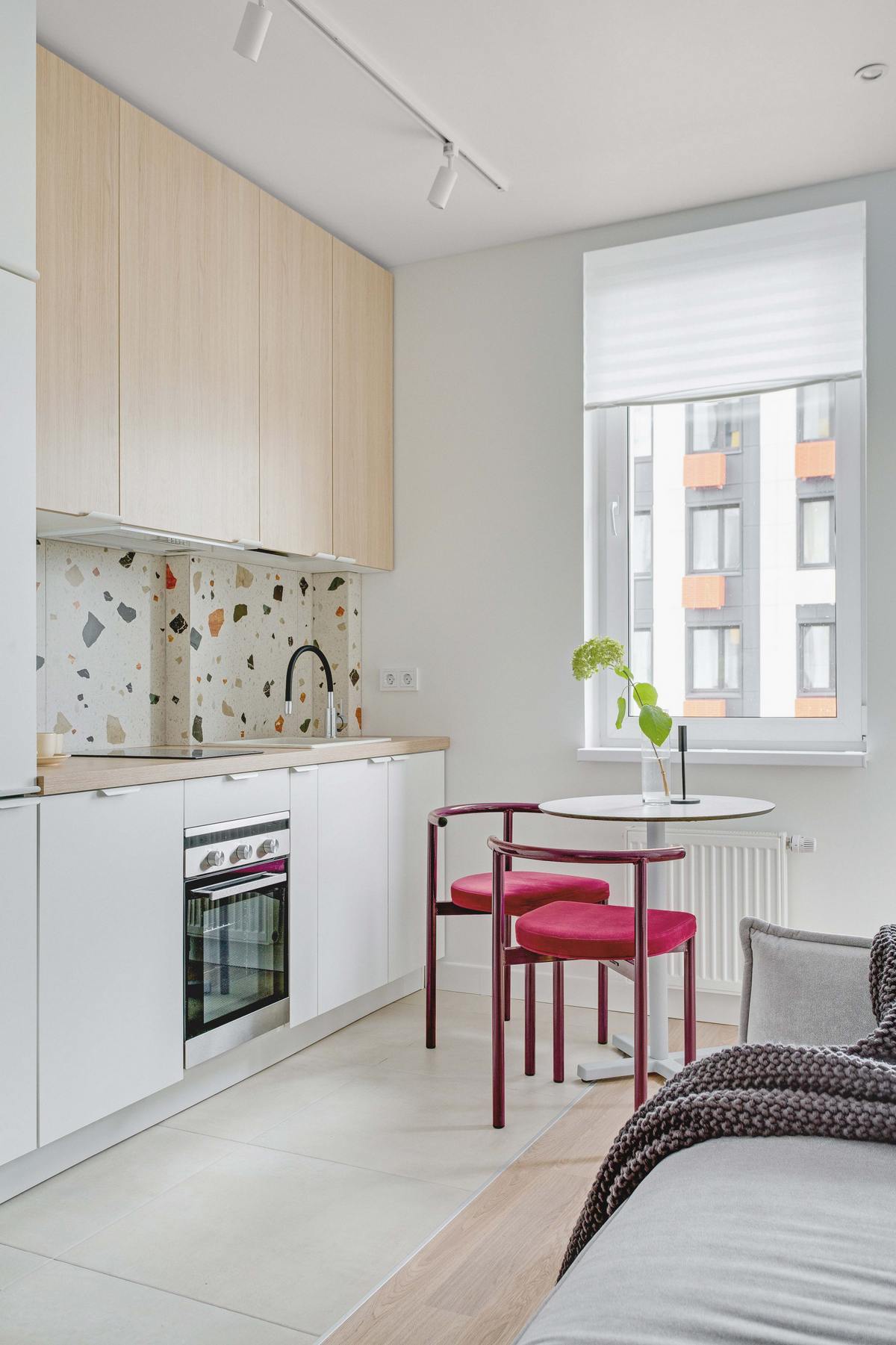 Phòng bếp thiết kế đối diện phòng khách với kiểu bếp chữ I nhỏ gọn, phân vùng với không gian tiếp khách bằng gạch lát sàn cỡ lớn cho cảm giác sạch sẽ, dễ vệ sinh.