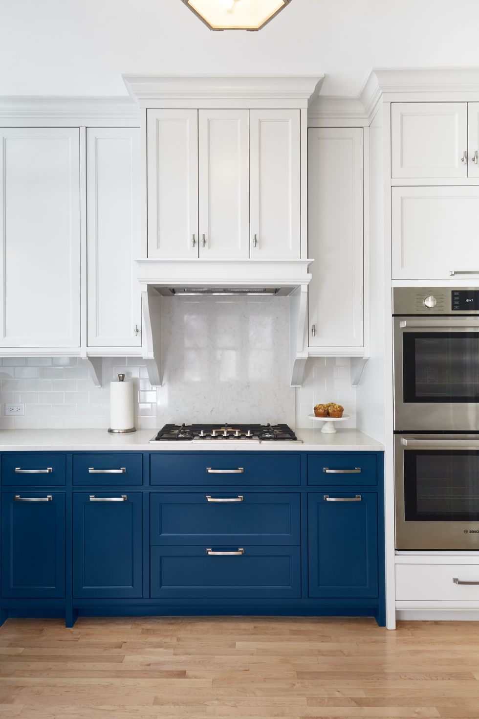 Nếu bạn là người yêu thích phong cách tối giản, cả về số lượng, kiểu dáng nội thất lẫn số màu sắc được chọn lựa thì tin chắc rằng phòng bếp với sự góp mặt của 2 gam màu quốc dân là trắng và xanh lam sẽ khiến bạn hài lòng.