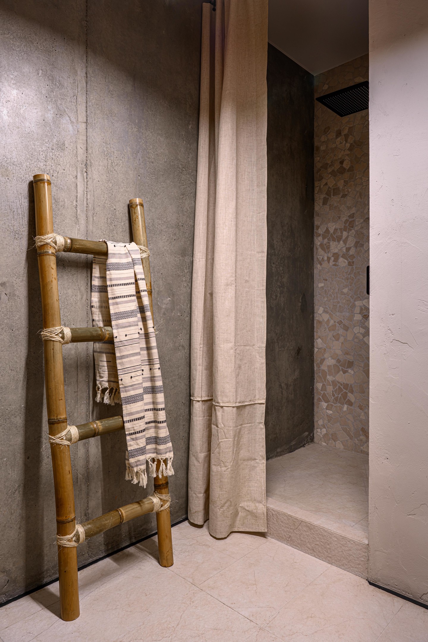 Chiếc thang treo khăn trong nhà vệ sinh và phòng tắm này cũng được làm theo đơn đặt hàng từ phác thảo của NTK nội thất, từ những ống tre và sợi dây thừng thô mộc, dĩ nhiên là rất khó để đụng hàng với bất kỳ ai.