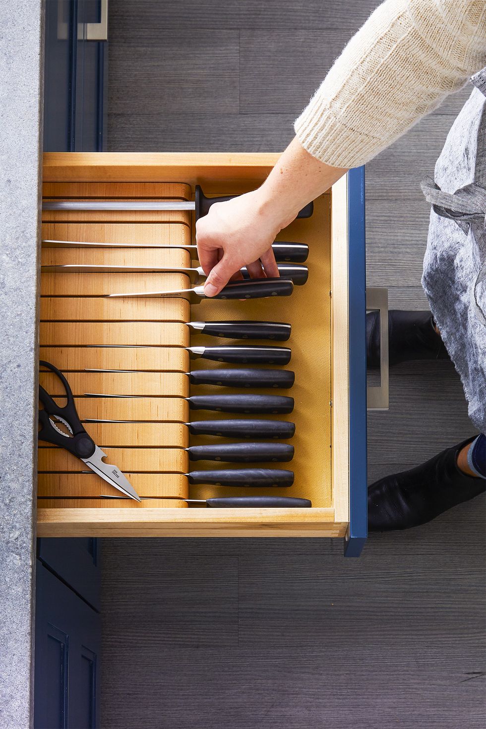 Bổ sung vào ngăn kéo một không gian dành riêng cho các loại dao đủ kích cỡ và công dụng như thế này sẽ giúp bạn đảm bảo tính an toàn cũng như tiết kiệm không gian hơn so với việc bày trên mặt bàn bếp.