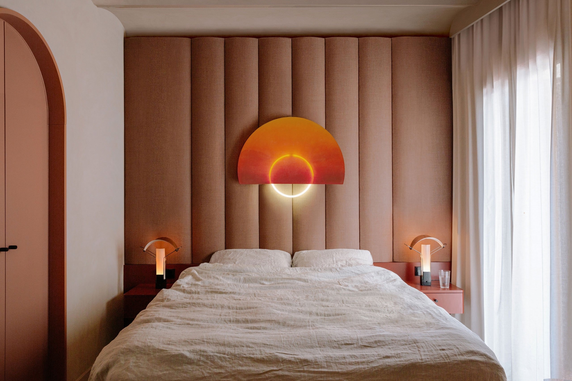 Hệ thống đèn chiếu sáng cùng kiểu dáng vòm cong như nửa vầng trăng soi sáng lãng mạn cho phòng ngủ.