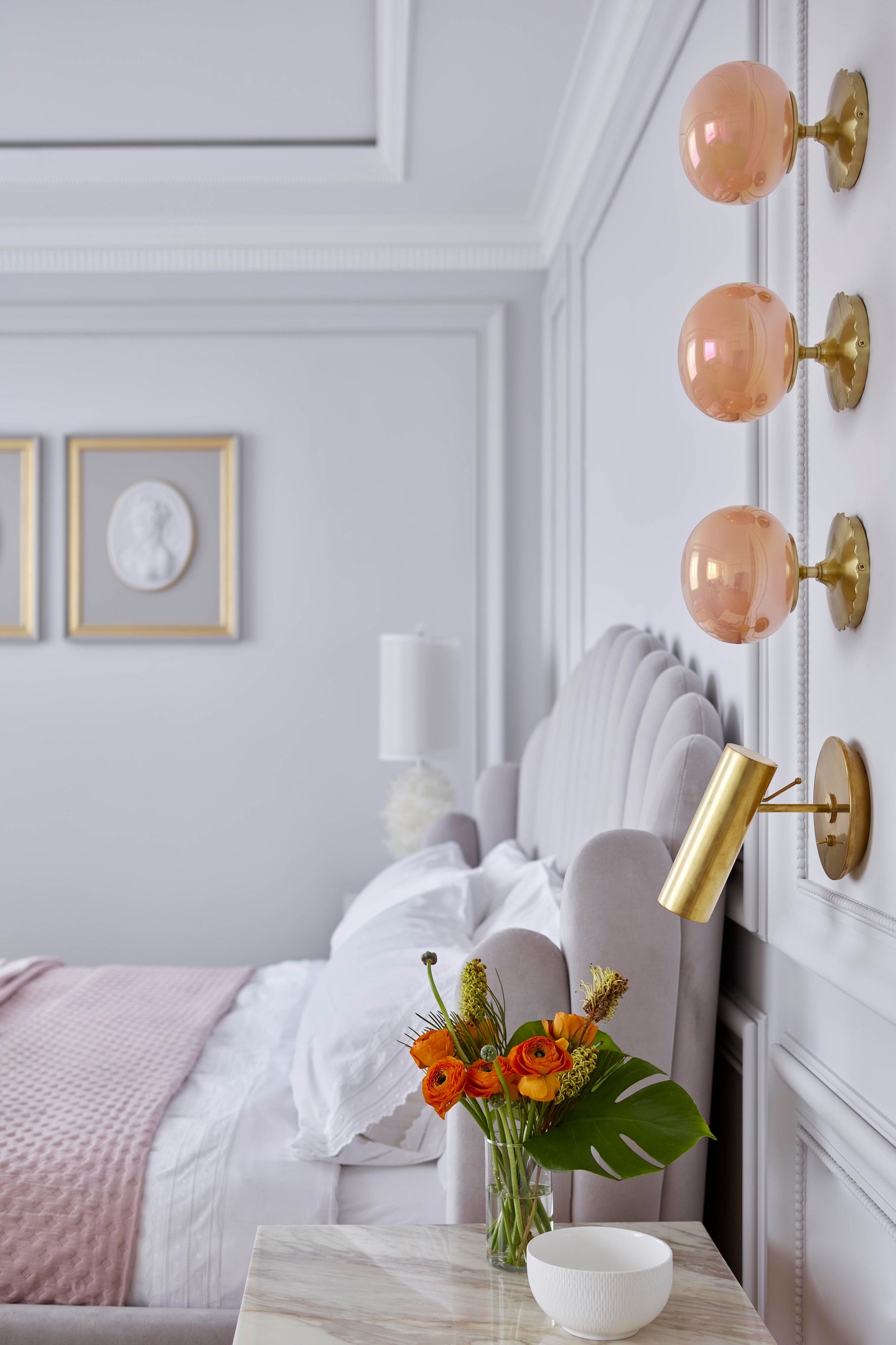 3 chiếc đèn hình quả cầu màu hồng phấn với một chiếc đèn hình trụ mạ vàng đồng đem lại cảm giác sang chảnh đến từng cen-ti-met.