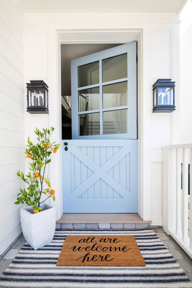 Tone màu xanh da trời tươi sáng và mềm mại này sẽ mang lại một cái nhìn vui vẻ cho cánh cửa ra vào ngôi nhà. Nó nổi bật giữa phông nền trắng chủ đạo và đặc biệt ngọt ngào tươi mát với một chậu quất sắc cam bắt mắt.