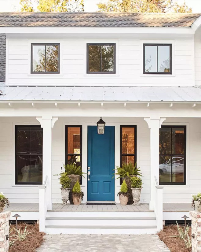 Một cánh cửa ra vào sơn màu xanh mòng két tươi sáng này là lựa chọn chọn 'thay áo mới' tuyệt vời của chủ nhân ngôi nhà. Nó mang lại vẻ đẹp nổi bật cho một ngôi nhà bao quanh bởi sắc trắng, cây cảnh và những ô cửa kính thoáng đãng.