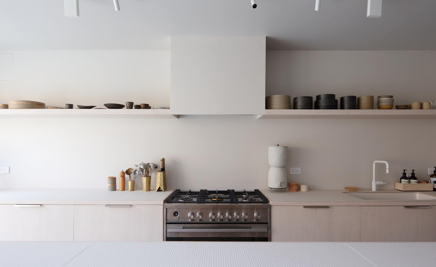 Không gian phòng bếp đơn giản, tiện nghi và sạch sẽ. Những chiếc kệ mở thay thế cho hệ thống tủ trên cho cái nhìn rộng thoáng, hơn nữa cũng đóng vai trò là nơi trưng bày bộ sưu tập bát đĩa đẹp mắt.