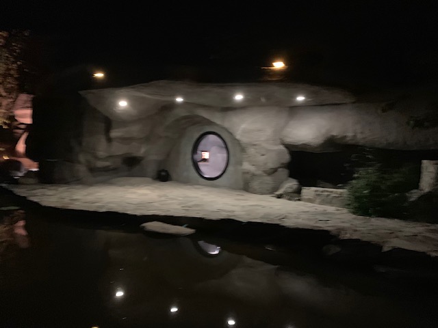 Ngôi nhà hang được gia cố từ hang đá tự nhiên của ông Vũ. Ngay phía trước hang là một hồ nước nhỏ.