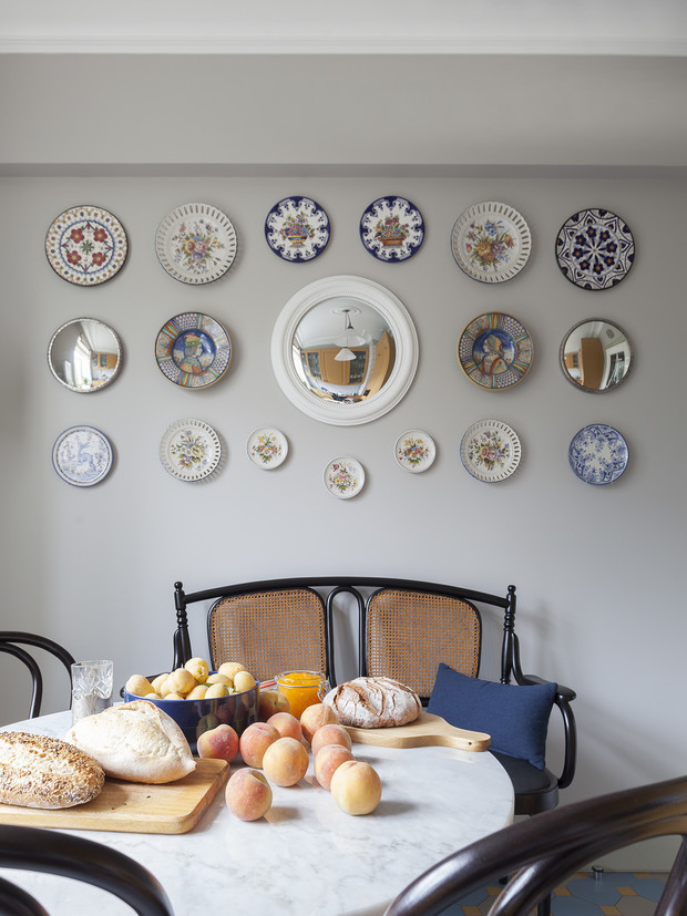 Những chiếc đĩa đa dạng được sắp đặt có chủ đích giúp bức tường trở thành một tác phẩm nghệ thuật khó có thể đụng hàng!