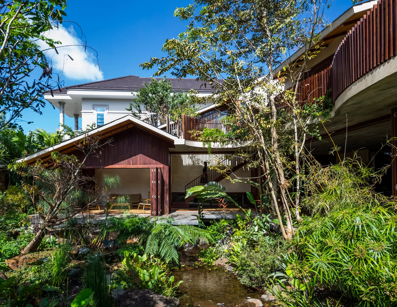 BMT House, ngôi nhà nên thơ, hòa quyện với thiên nhiên của cặp vợ chồng trẻ tại Buôn mê - Ảnh 1