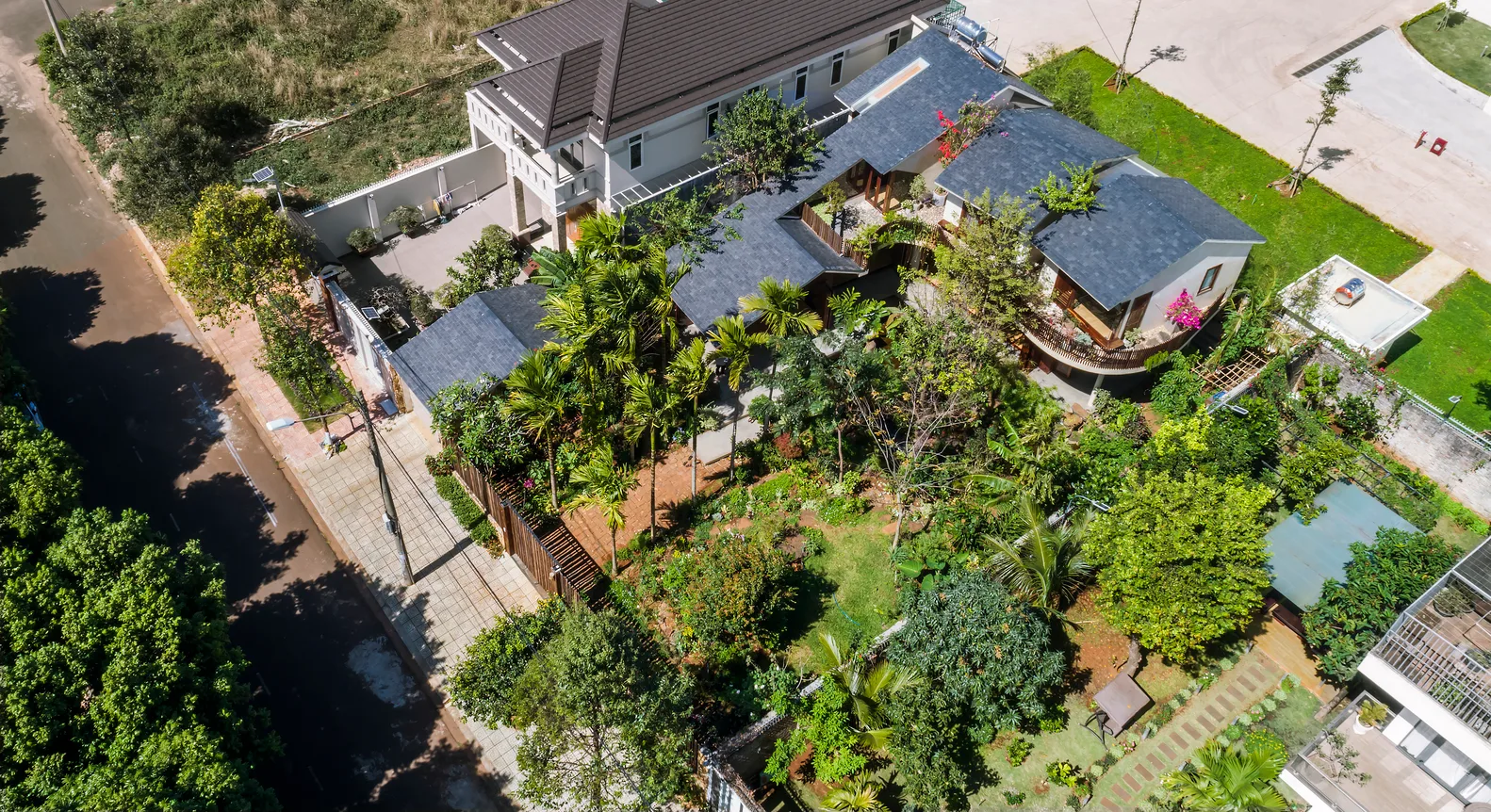 BMT House, ngôi nhà nên thơ, hòa quyện với thiên nhiên của cặp vợ chồng trẻ tại Buôn mê - Ảnh 2
