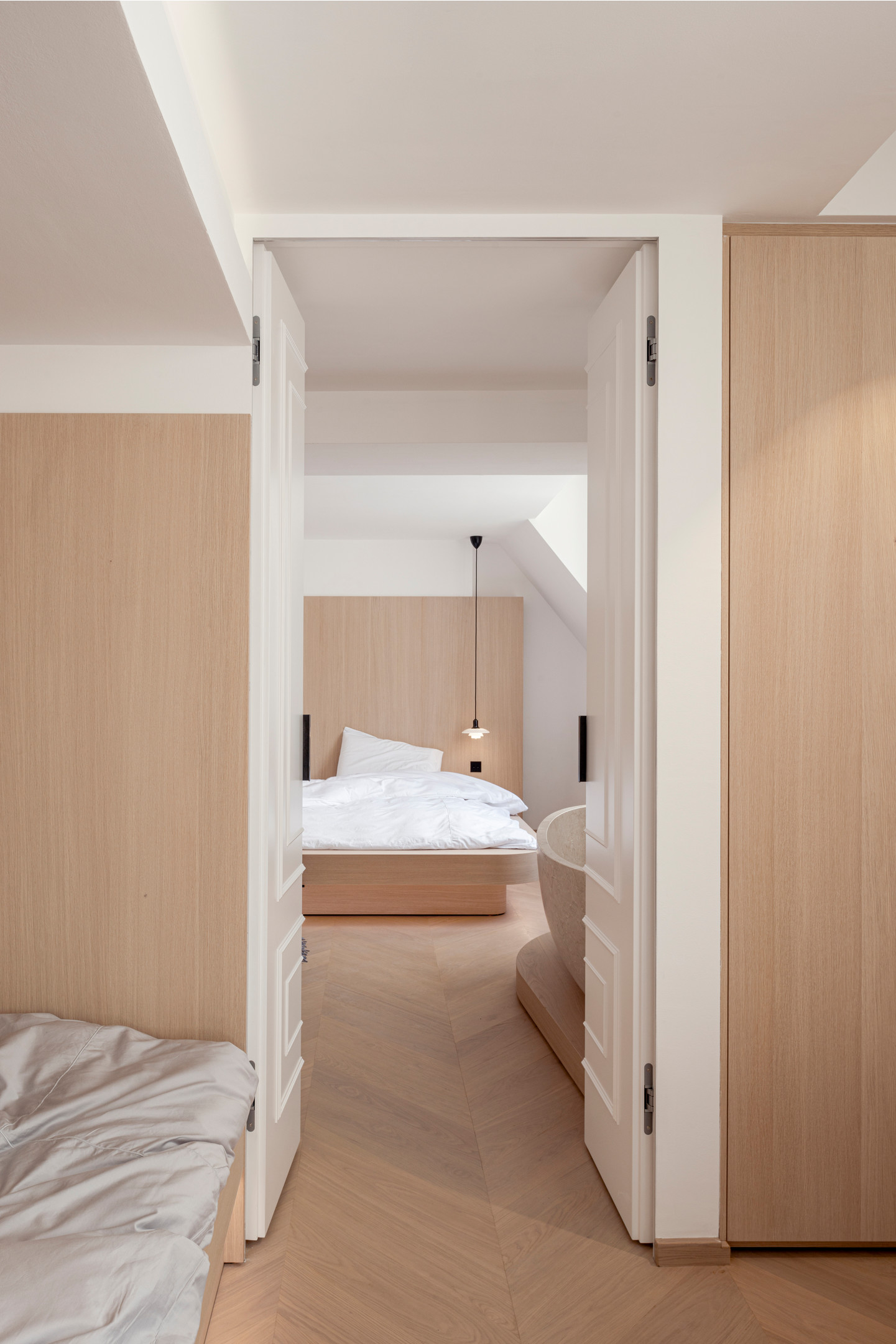 Không gian tầng trên tương đối rộng rãi với các phòng ngủ ngủ chính và phụ, kết hợp phòng tắm tiện ích. Nội thất vẫn đảm bảo sự tối giản, sắc màu nhẹ nhàng tương tự như phong cách của tầng dưới.